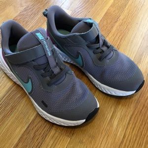 Girls Nike tennis shoes